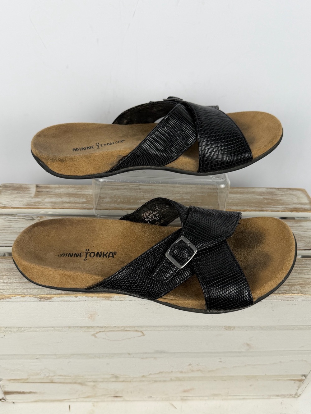 Minnetonka black slide sandals textured lizard-embossed crossover strap Sz 8